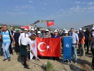 Çevreye Duyarlı Sosyal Sorumluluk Kapsamında “Geleceğe Nefes” Fidan Dikme Kampanyasına DOĞAKA Personelinden Tam Destek Galeri